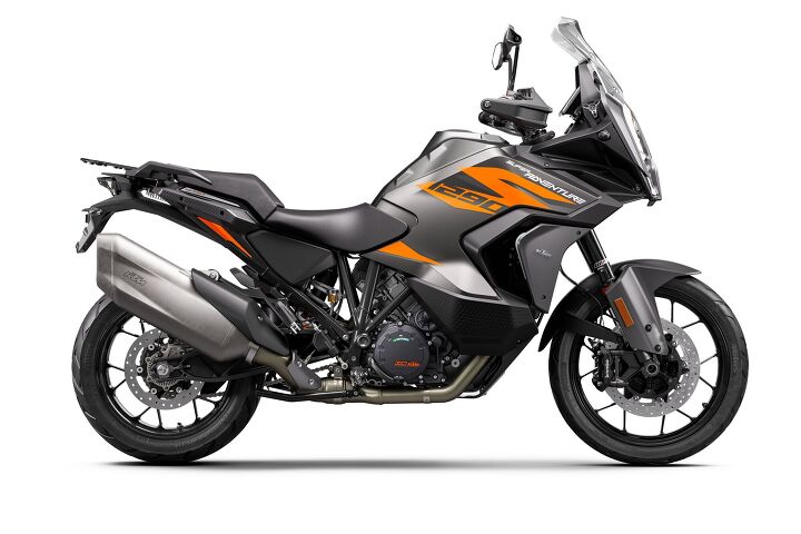 The new chassis was designed to improve weight distribution for better handling. KTM moved the steering head back by 0.6 inches and the engine was rotated forward slightly, compared to the 2020 Super Adventure, changes KTM claims will result in sharper cornering. Meanwhile, the swingarm was lengthened for more stability under acceleration. 