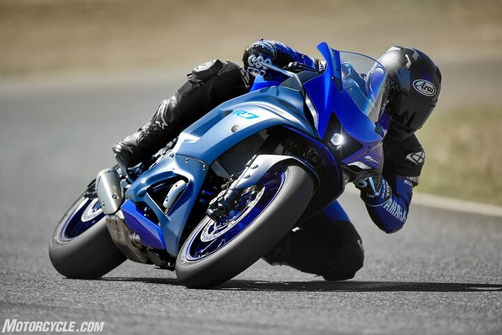 2022 Yamaha YZF-R7 First Look Action