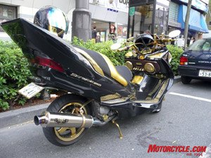 Baby, do you like to funk? With that kind of artificial tail, no there's wonder this modded 650 Suzuki Burgman needs a car's parking spot. An ex-Zen convent monk performed the fine job.