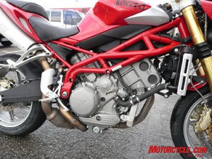 A grunty V-Twin stuffed in a red trellis frame isn’t uncommon, but the Moto Morini Corsaro puts a new spin on a proven formula. 