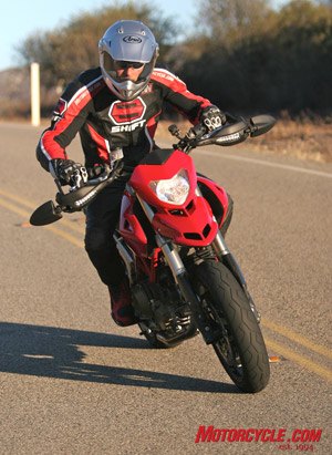 The front fender and small headlight pod offer little in terms of wind protection for the high-set rider.